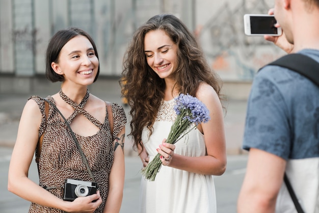 Foto gratuita hombre que toma la imagen de las mujeres