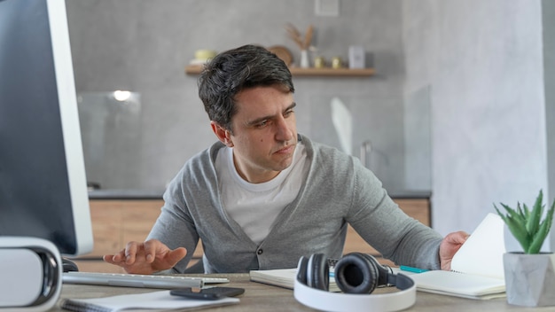 Foto gratuita hombre que trabaja en el campo de los medios de comunicación con computadora personal