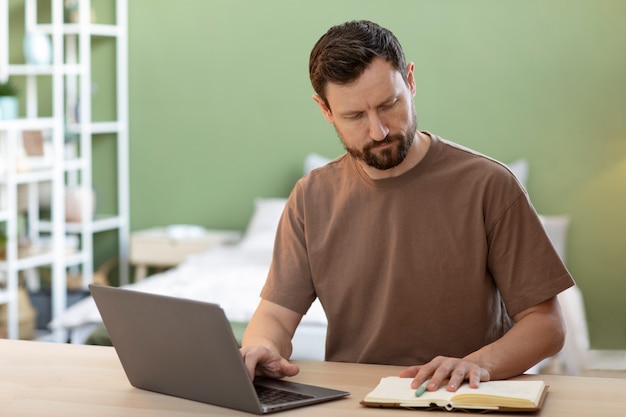 Foto gratuita hombre que trabaja en la computadora portátil