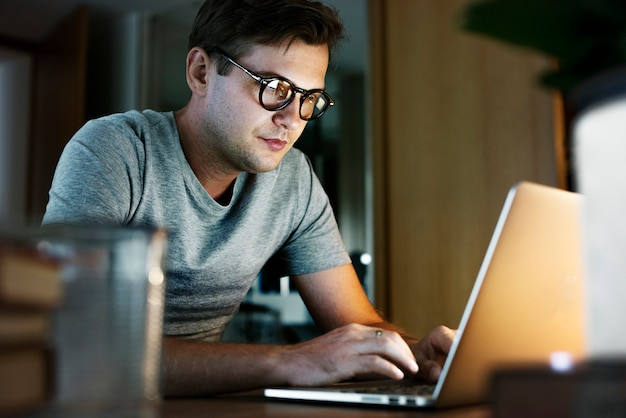 Hombre que trabaja en la computadora portátil