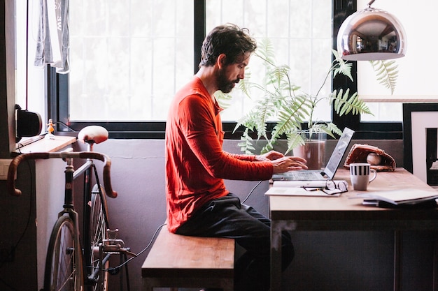 Hombre que trabaja en el escritorio