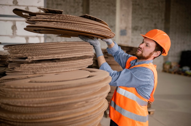 Hombre que trabaja con materiales pesados de madera