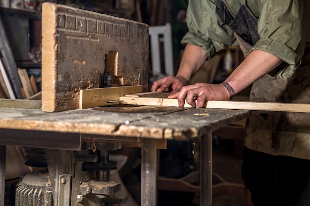 Un hombre que trabaja con productos de madera en la máquina
