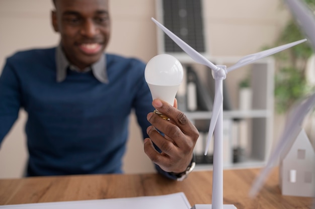 Hombre que trabaja en el proyecto de medio ambiente