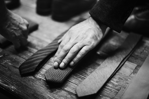 Hombre que trabaja en la tienda de ropa al por menor