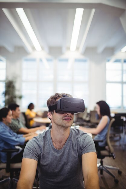Hombre que usa el casco de realidad virtual