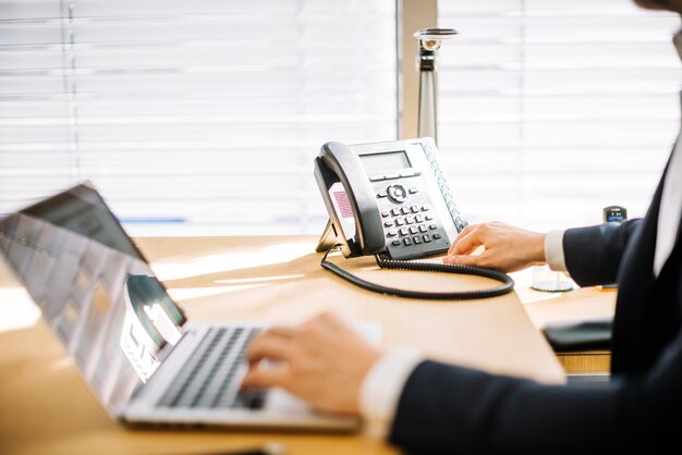 Hombre que usa la computadora portátil en la oficina