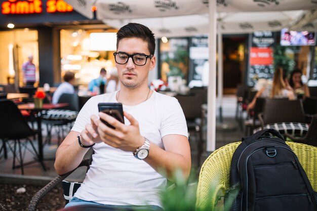 Hombre que usa el teléfono móvil