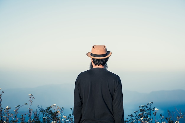 Hombre que viaja con mochila de senderismo en las montañas