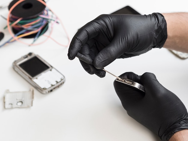 Hombre quitando tornillos para abrir el teléfono