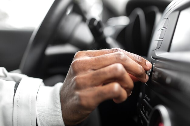 Hombre con radio de coche antes de un viaje por carretera en invierno