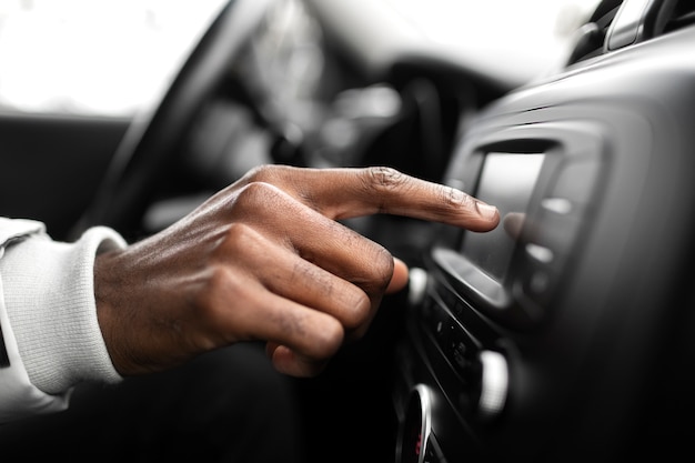 Hombre con radio de coche antes de un viaje por carretera en invierno