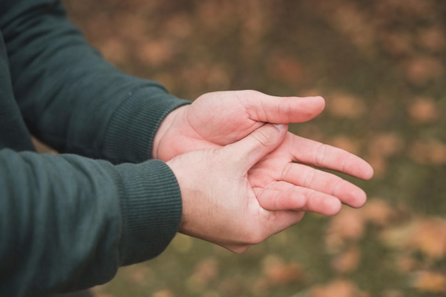 Foto gratuita hombre rascándose la mano