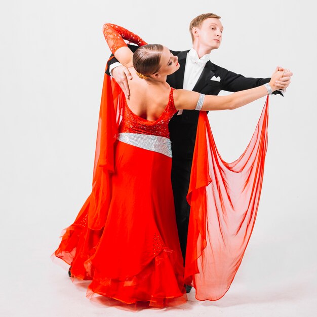 Hombre realizando baile de salón con mujer