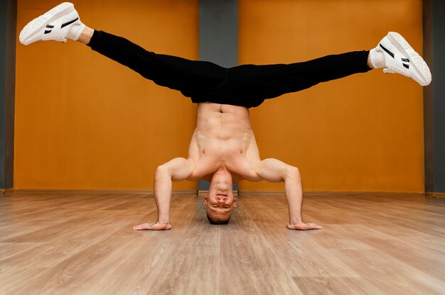 Hombre realizando breakdance