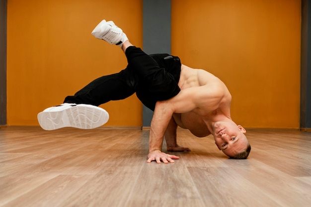 Hombre realizando breakdance