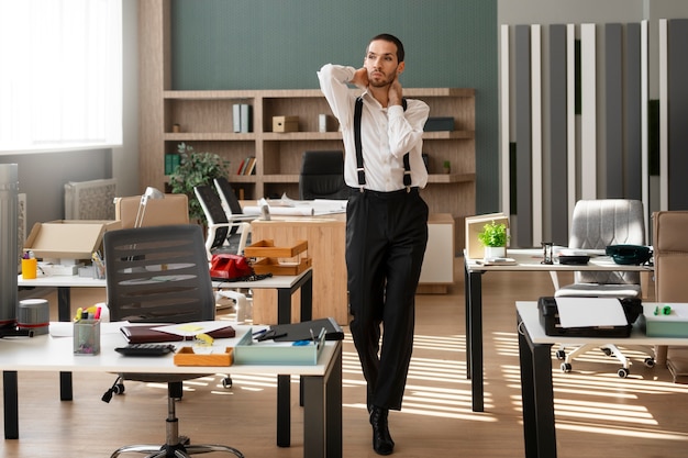 Foto gratuita hombre realizando danza de moda en el interior