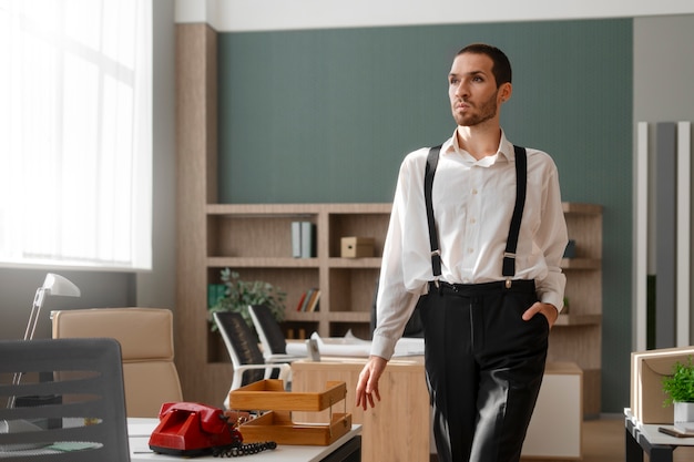 Foto gratuita hombre realizando danza de moda en el interior