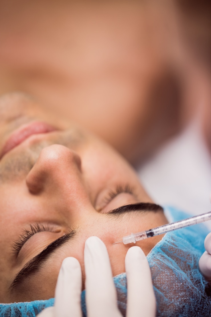 Foto gratuito hombre recibiendo inyección de botox en la frente