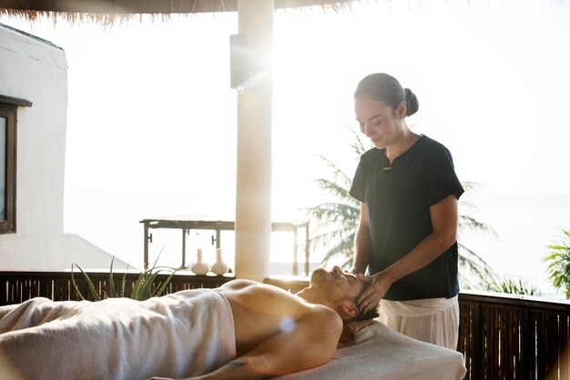 Hombre recibiendo un mensaje en un spa