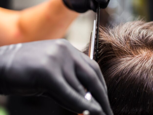 Hombre recibiendo un nuevo corte de pelo desde atrás