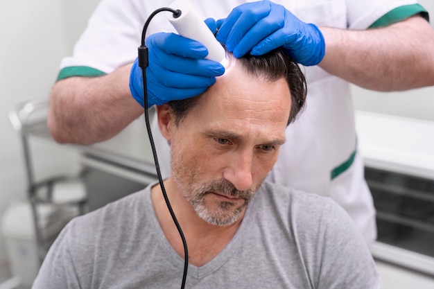 Hombre recibiendo un tratamiento para la caída del cabello