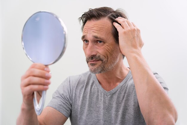 Hombre recibiendo un tratamiento para la caída del cabello