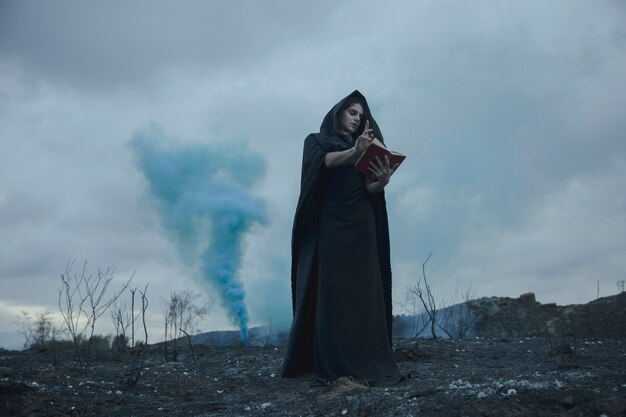 Hombre recitando citas del libro con efectos de humo azul