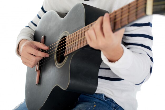 Hombre recortado irreconocible tocando la guitarra acústica