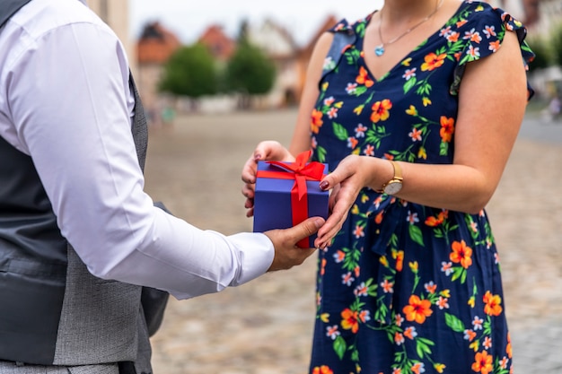 Hombre regalar a una mujer