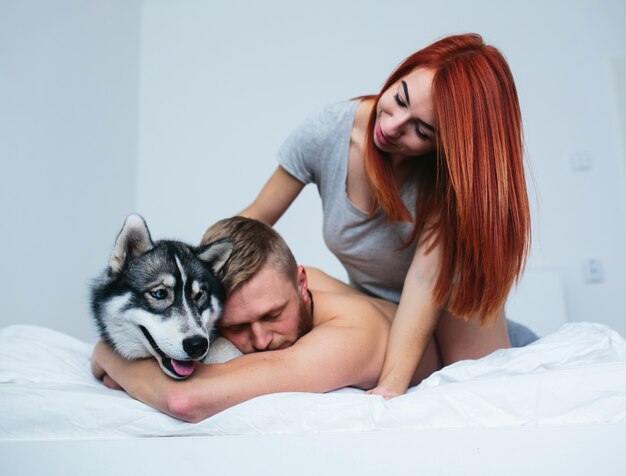 Hombre relajado abrazando a su perro