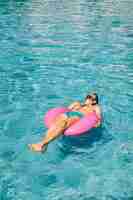 Foto gratuita hombre relajando en anillo flotador en piscina