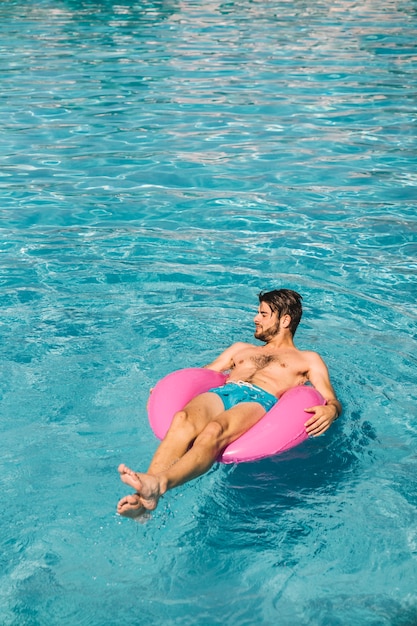 Hombre relajando en anillo flotador