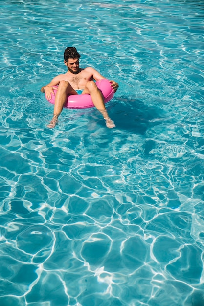 Hombre relajando en piscina