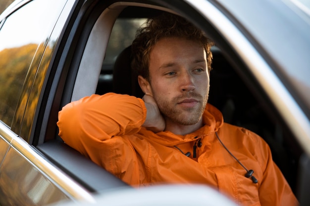 Foto gratuita hombre relajante en coche durante un viaje por carretera