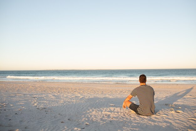 Hombre, relajante, en la playa