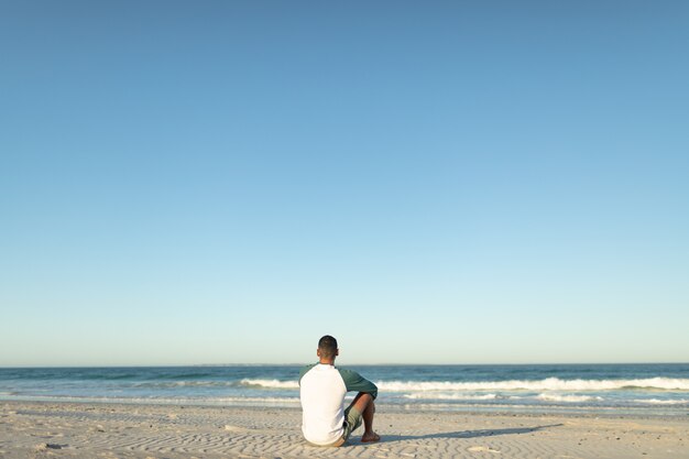 Hombre, relajante, en la playa