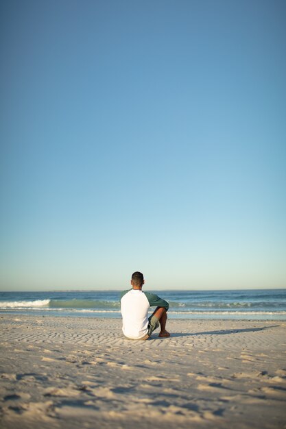 Hombre, relajante, en la playa