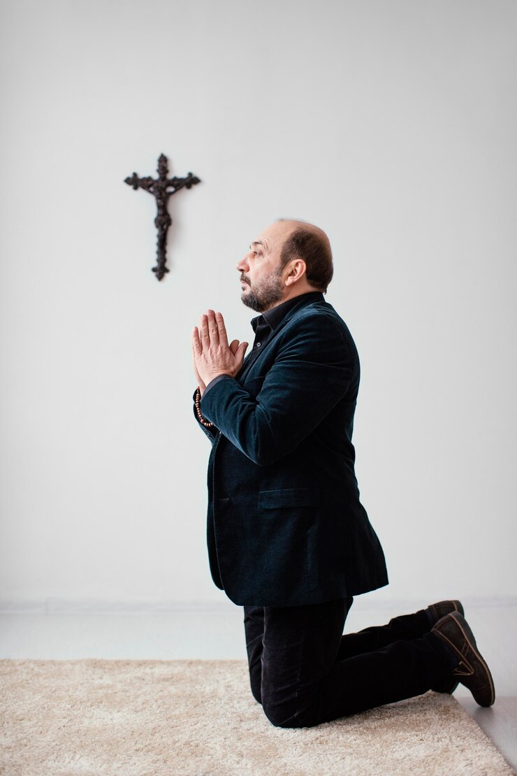 Foto gratuito hombre religioso rezando en el interior