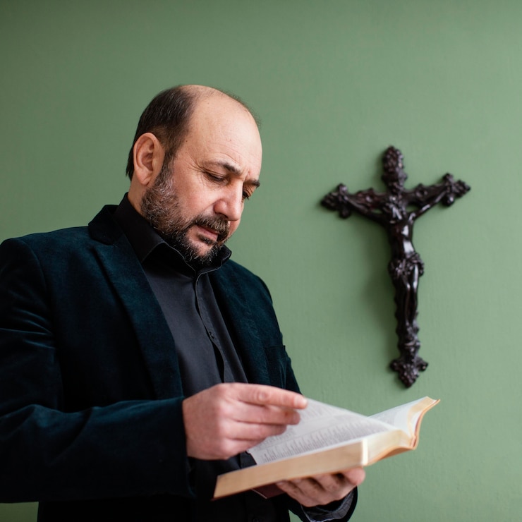 Foto gratuito hombre religioso sosteniendo un libro sagrado