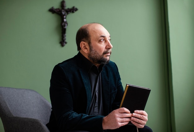 Hombre religioso sosteniendo un libro sagrado