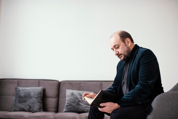 Foto gratuita hombre religioso sosteniendo un libro sagrado