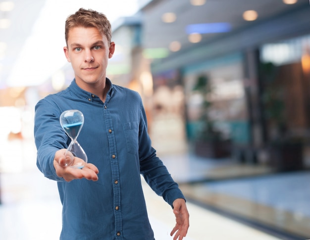 Hombre con un reloj de arena