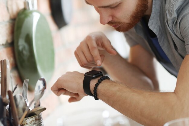 Hombre con reloj