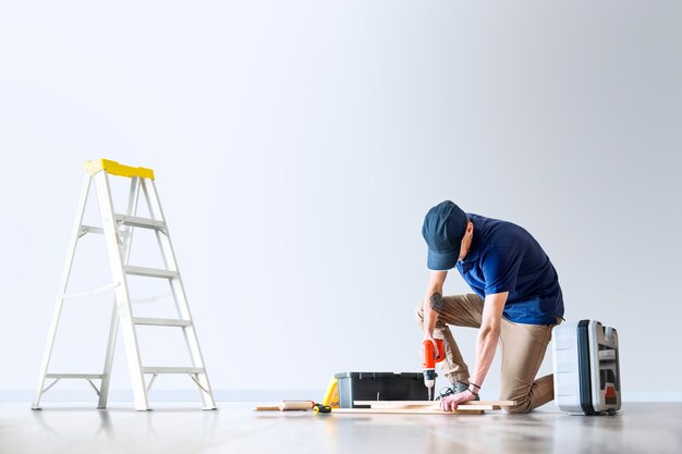 Hombre renovando su casa con espacio de diseño.