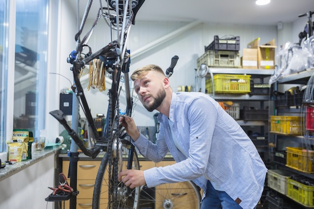 Hombre, reparación, bicicleta, en, taller