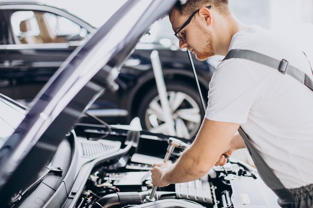 Hombre de reparación haciendo servicio de coche