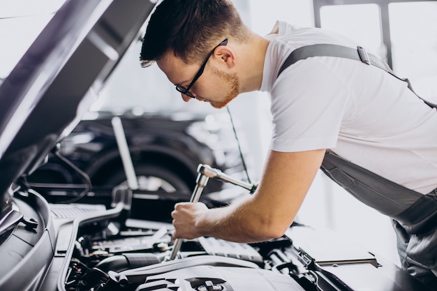 Hombre de reparación haciendo servicio de coche