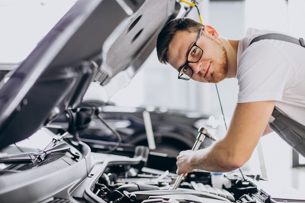 Hombre de reparación haciendo servicio de coche