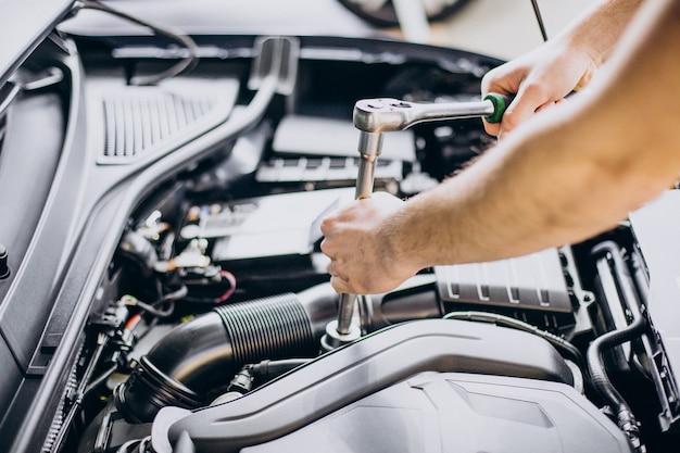 Foto gratuita hombre de reparación haciendo servicio de coche